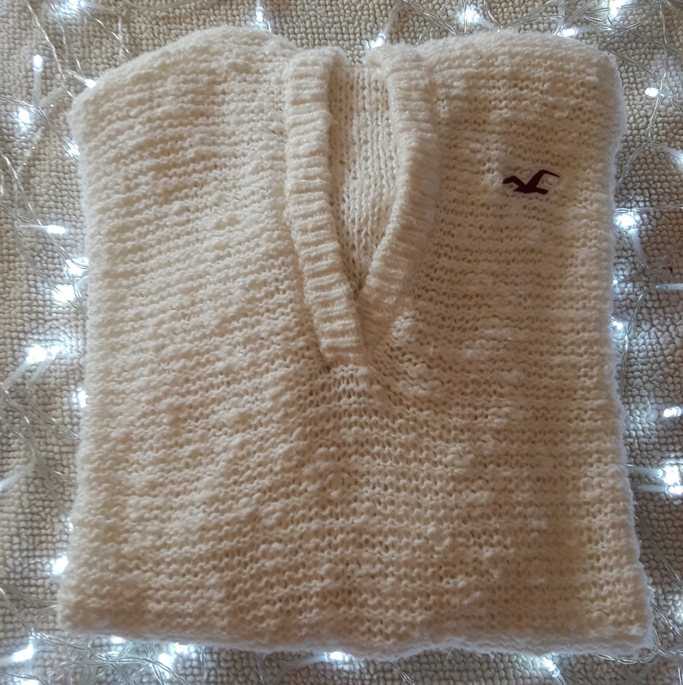 HOLLISTER  white sweater
